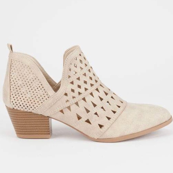 ❤HP❤️️Ladies pointed toe low chunky heels booties. - Picture 4 of 7